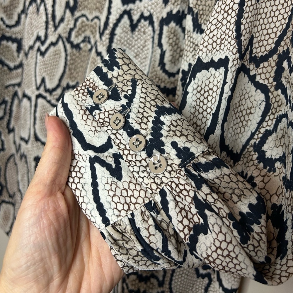 Cabi 3759 Serpentine Blouse Size Medium - Picture 6 of 9